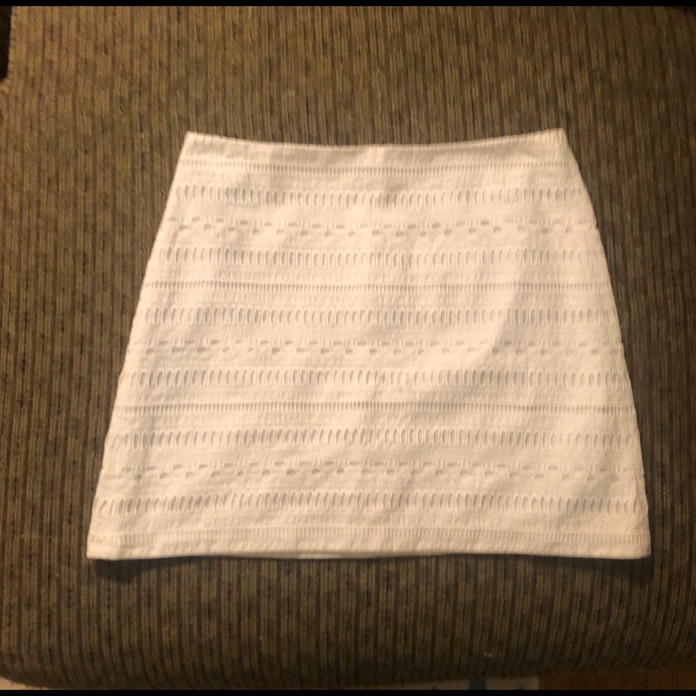 (🛍️ 2 for 8.00) White “Gap” Eyelet look Mini Sjirt